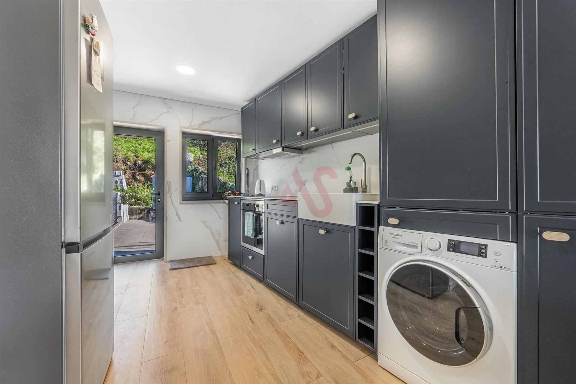 Andar Moradia T2+1 Totalmente Renovado | Terraço | 2 Frentes | 100% Disponível | Guimarães