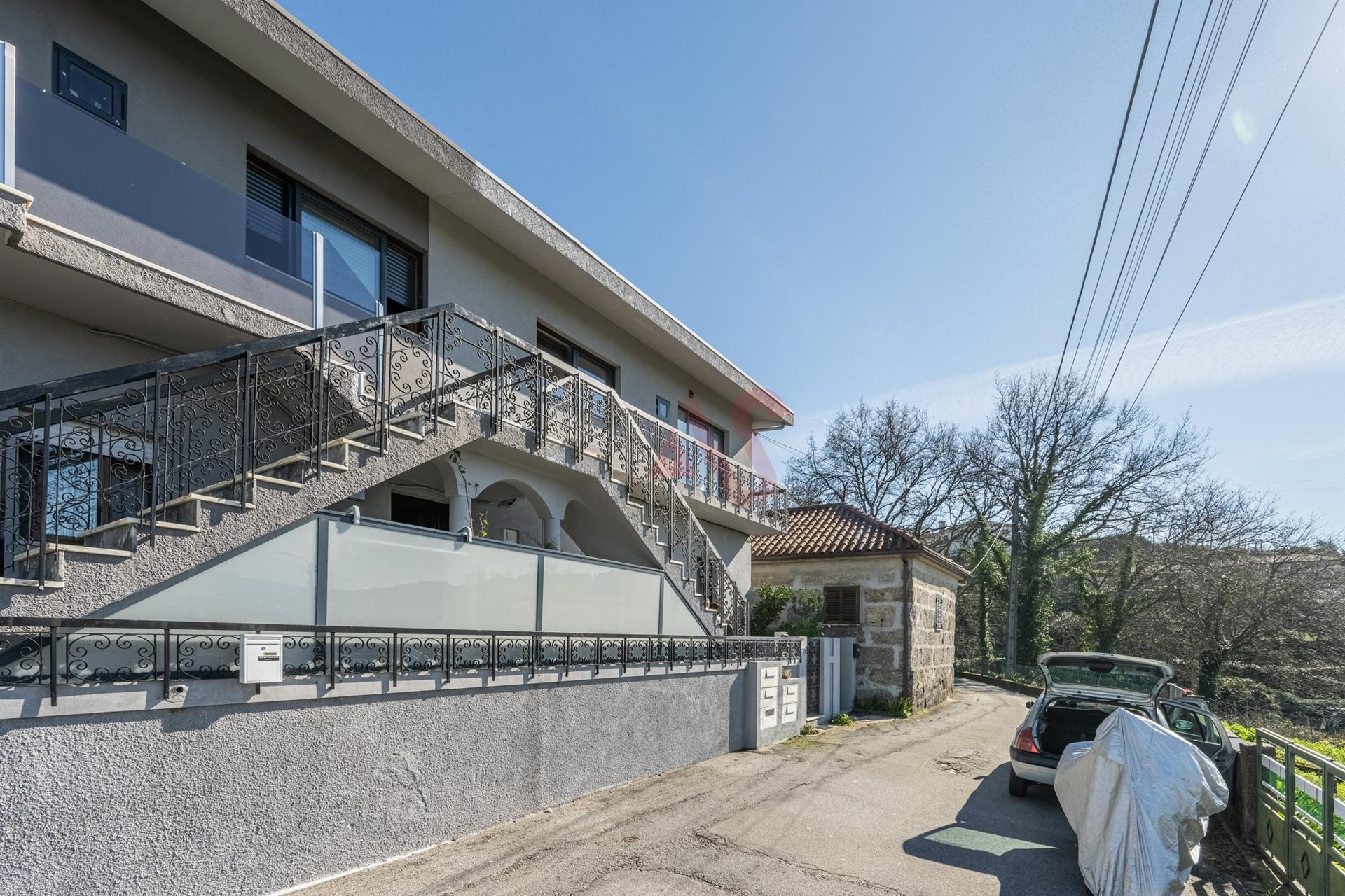 Andar Moradia T2+1 Totalmente Renovado | Terraço | 2 Frentes | 100% Disponível | Guimarães