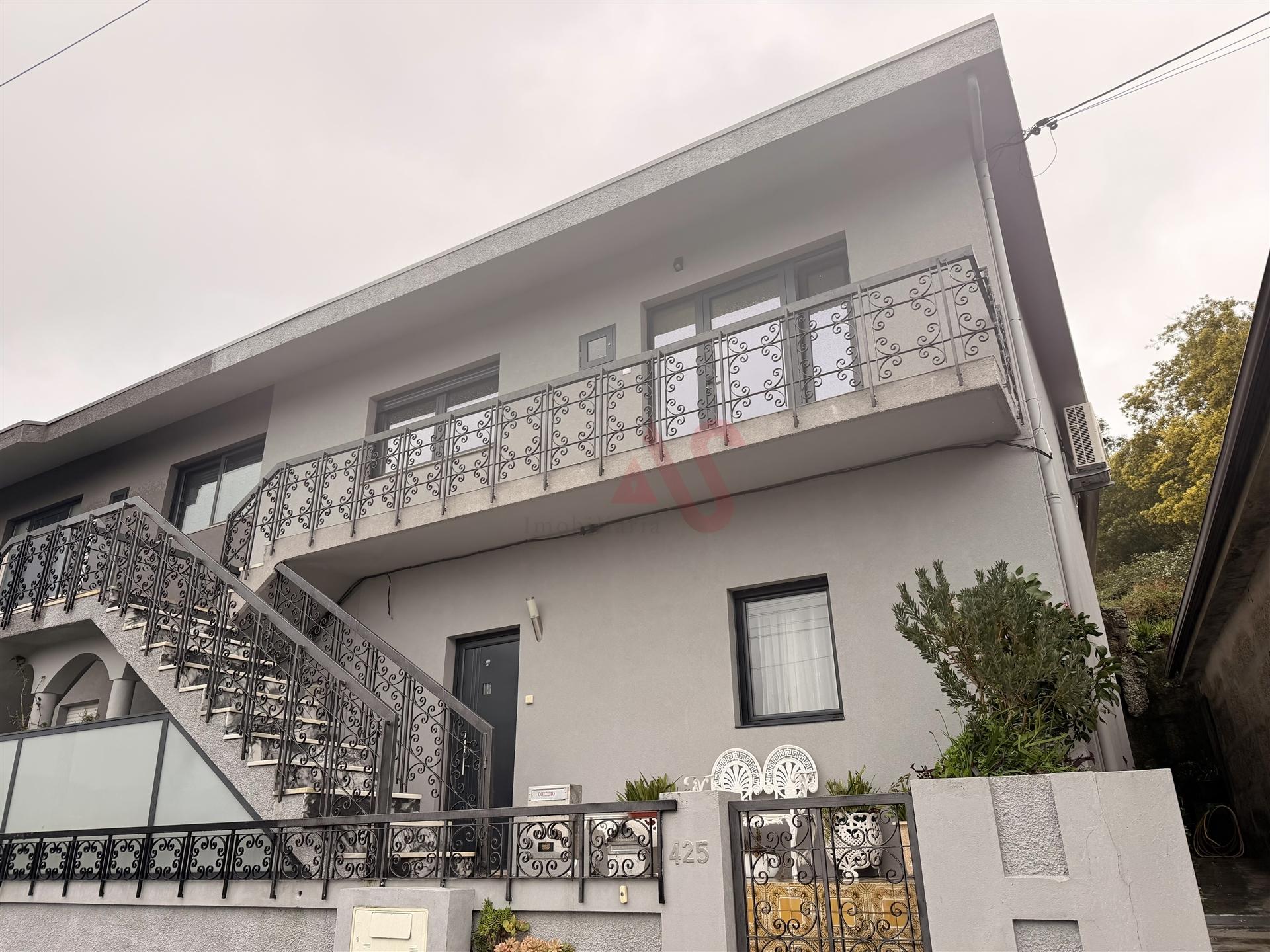 Andar Moradia T2+1 Totalmente Renovado | Terraço | 2 Frentes | 100% Disponível | Guimarães