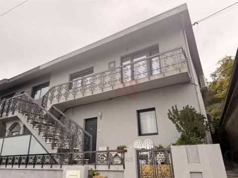 Andar Moradia T2+1 Totalmente Renovado | Terraço | 2 Frentes | 100% Disponível | Guimarães