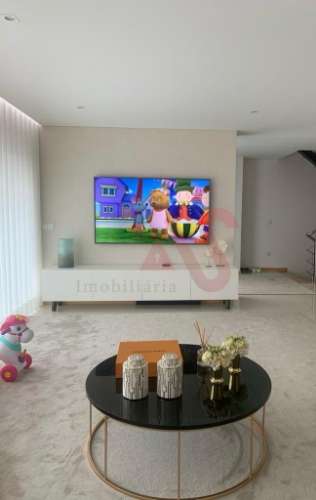 Moradia T3 Moderna em Barrosas – Pronta a Habitar