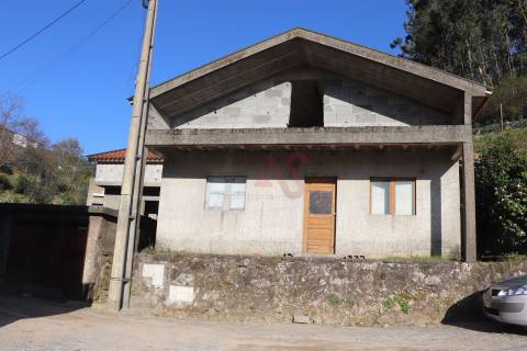 Moradia T3 para Restauro em Sendim, Felgueiras