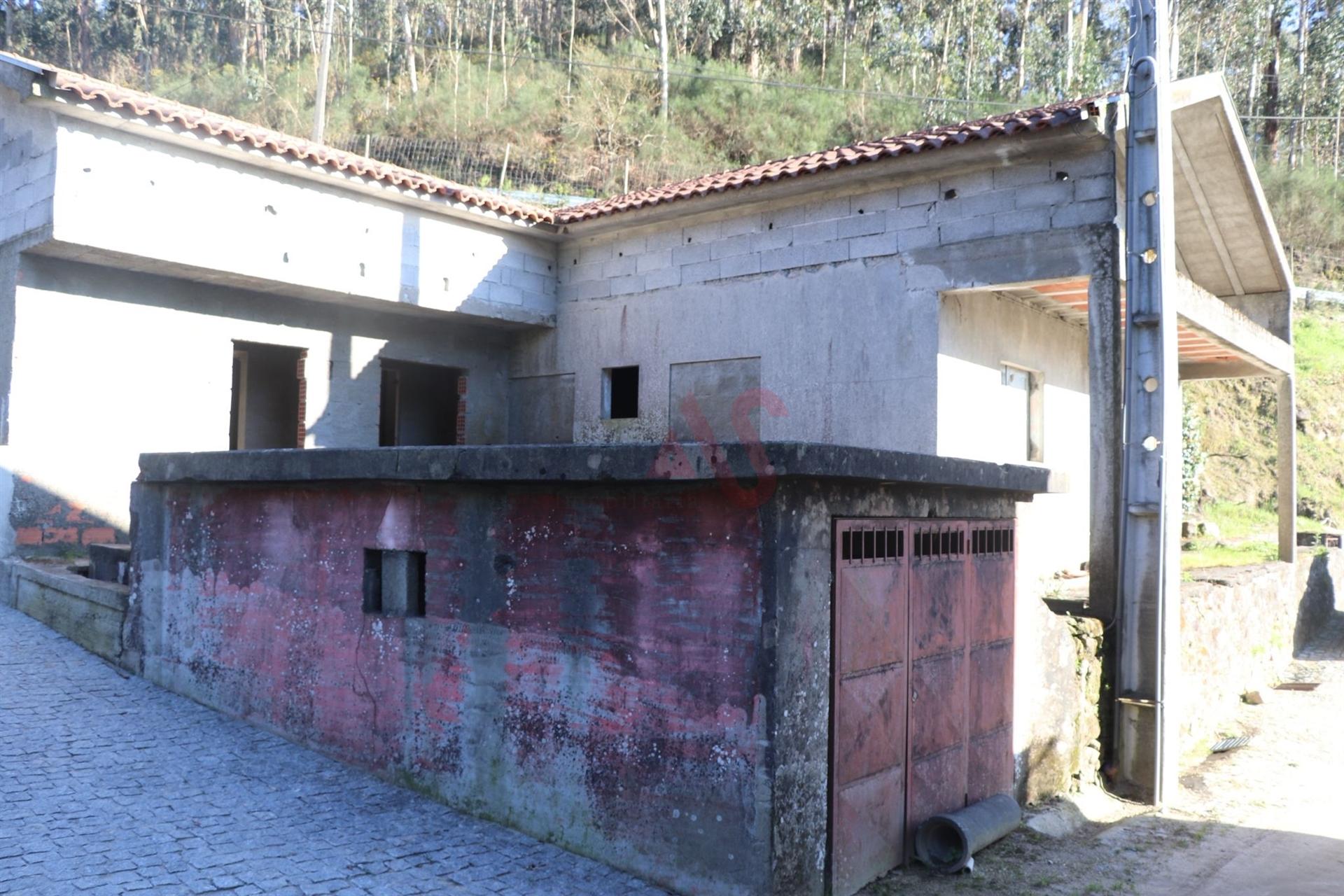 Moradia T3 para Restauro em Sendim, Felgueiras