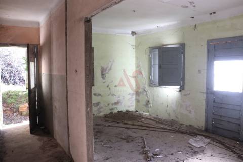 Moradia T3 para Restauro em Sendim, Felgueiras
