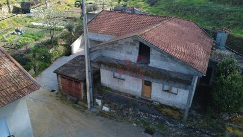 Moradia T3 para Restauro em Sendim, Felgueiras
