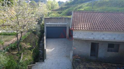 Moradia T3 para Restauro em Sendim, Felgueiras