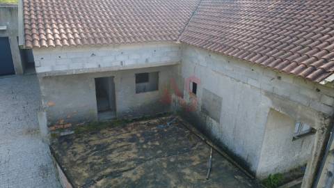 Moradia T3 para Restauro em Sendim, Felgueiras