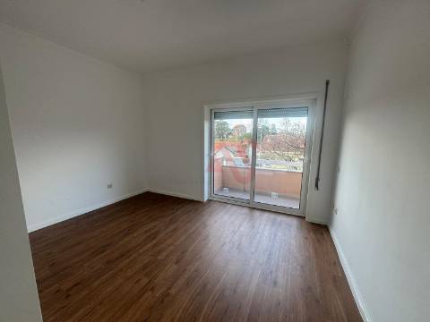 Excelente Apartamento T3 com Garagem Fechada – Águas Santas