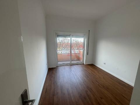 Excelente Apartamento T3 com Garagem Fechada – Águas Santas