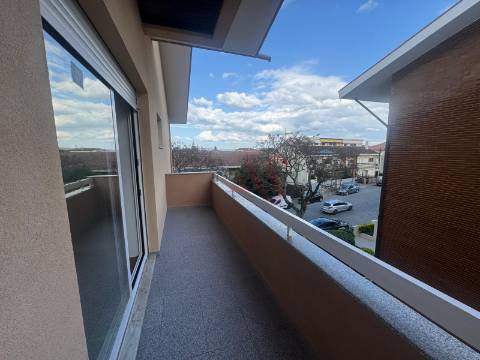 Excelente Apartamento T3 com Garagem Fechada – Águas Santas