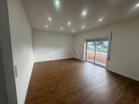 Excelente Apartamento T3 com Garagem Fechada – Águas Santas