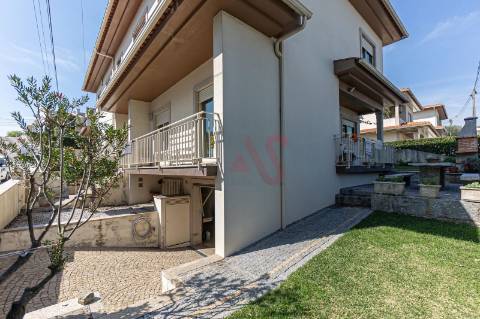 Moradia T3 de Gaveto em Brito, Guimarães