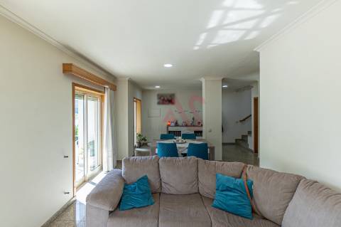 Moradia T3 de Gaveto em Brito, Guimarães