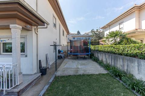 Moradia T3 de Gaveto em Brito, Guimarães