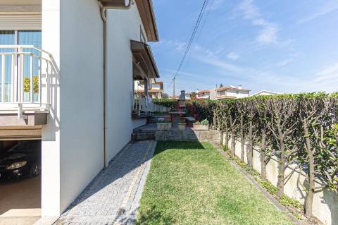 Moradia T3 de Gaveto em Brito, Guimarães