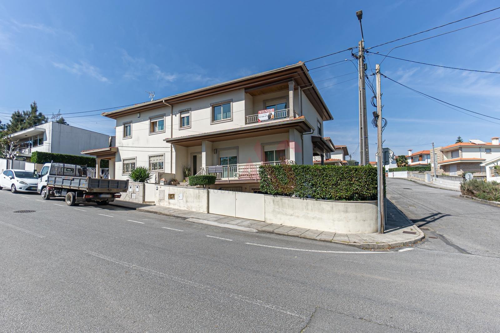 Moradia T3 de Gaveto em Brito, Guimarães