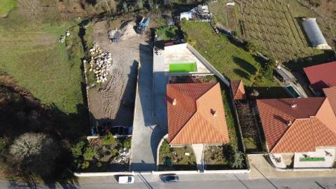 Moradia T3+2 com Piscina e Terreno de 2.760 m² em Idães, Felgueiras