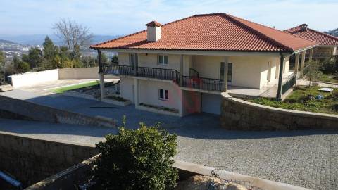 Moradia T3+2 com Piscina e Terreno de 2.760 m² em Idães, Felgueiras