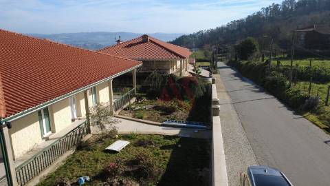 Moradia T3+2 com Piscina e Terreno de 2.760 m² em Idães, Felgueiras