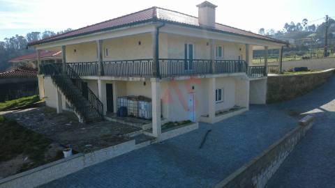 Moradia T3+2 com Piscina e Terreno de 2.760 m² em Idães, Felgueiras