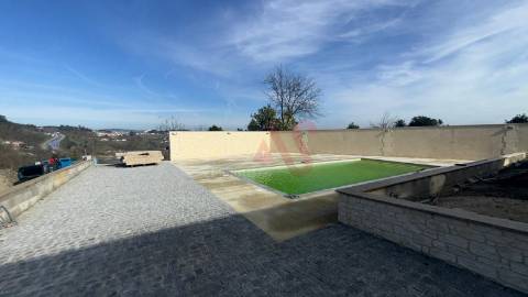 Moradia T3+2 com Piscina e Terreno de 2.760 m² em Idães, Felgueiras