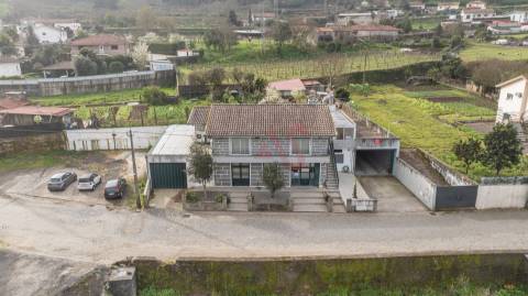 Restaurante + Moradia T3 + Terreno para Construção em Roriz, Santo Tirso