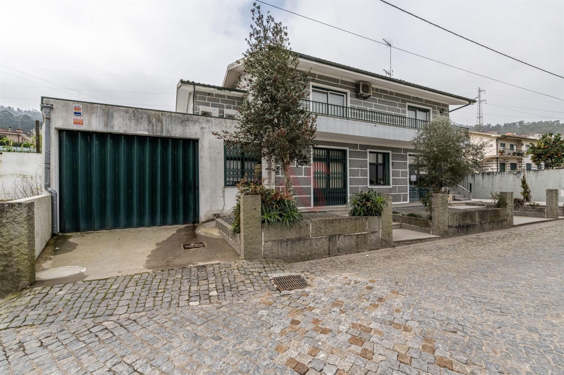 Restaurante + Moradia T3 + Terreno para Construção em Roriz, Santo Tirso