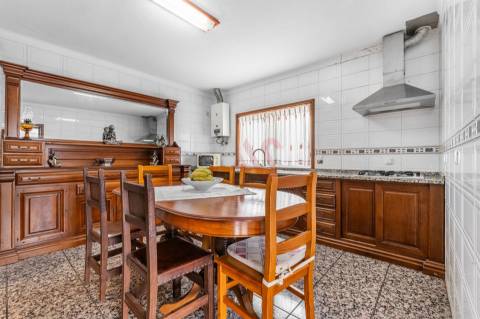 Restaurante + Moradia T3 + Terreno para Construção em Roriz, Santo Tirso