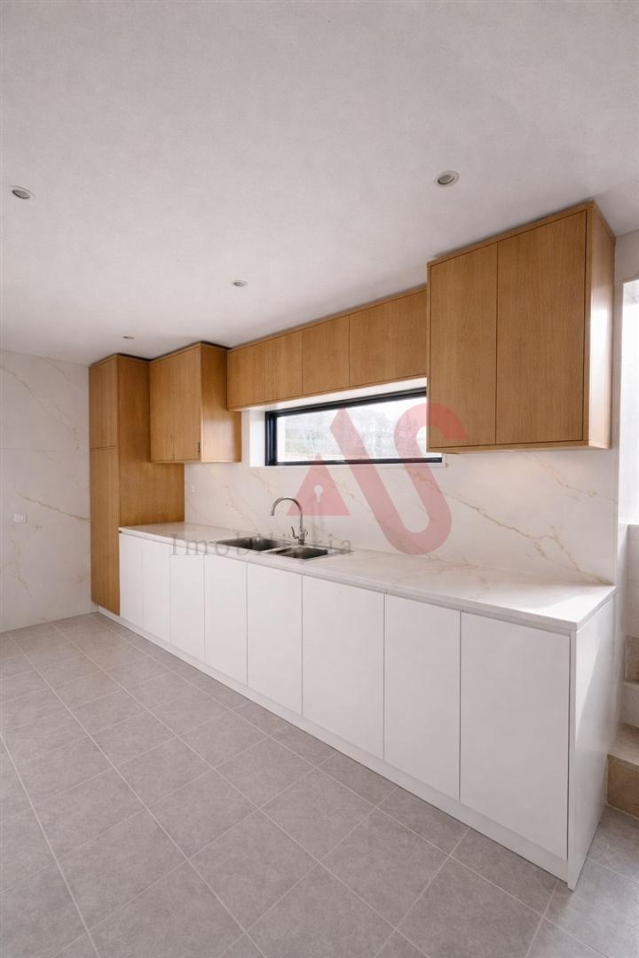 Excelente T3 – Santo Tirso | Terraços, Garagem Fechada e Vistas Desafogadas