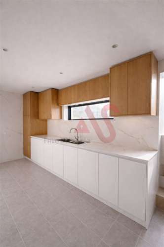 Excelente T3 – Santo Tirso | Terraços, Garagem Fechada e Vistas Desafogadas