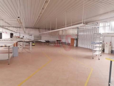 Pavilhão Industrial / Armazém em Raimonda, Paços de Ferreira
