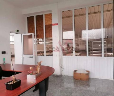 Pavilhão Industrial / Armazém em Raimonda, Paços de Ferreira