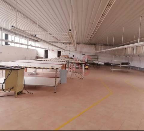 Pavilhão Industrial / Armazém em Raimonda, Paços de Ferreira