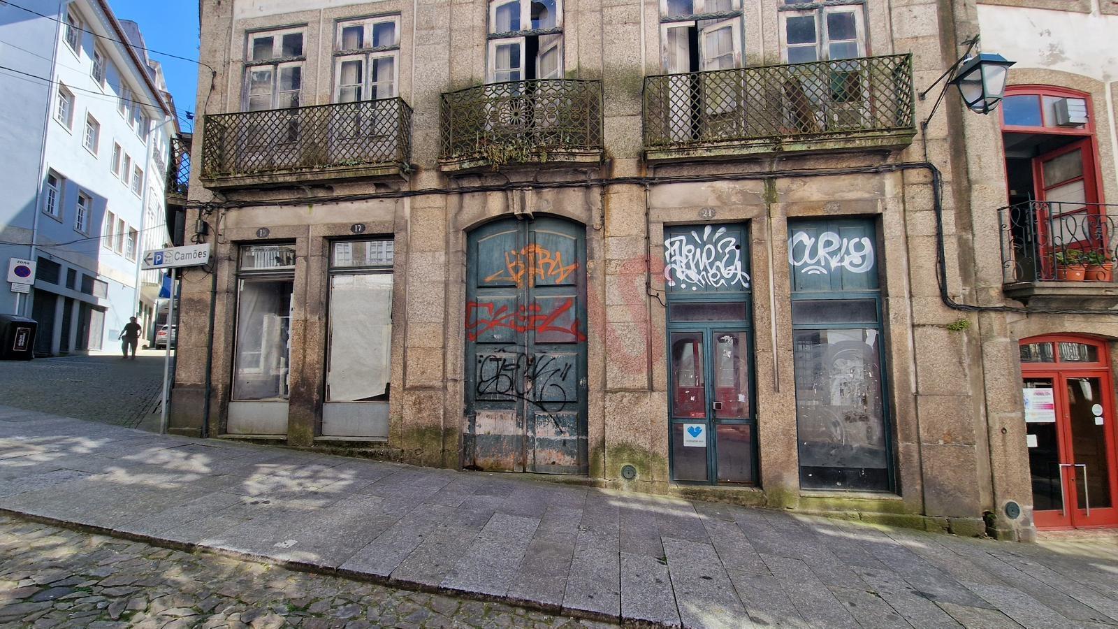 Prédio Urbano com Comércio e Habitação no Coração de Guimarães
