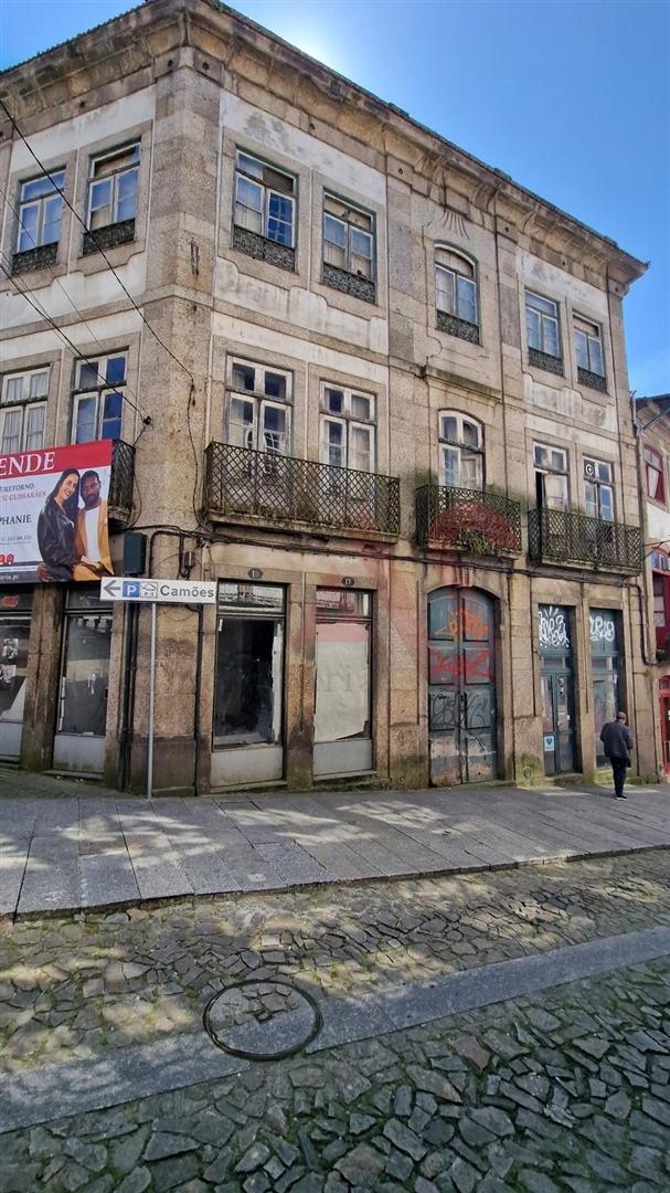 Prédio Urbano com Comércio e Habitação no Coração de Guimarães