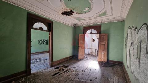 Prédio Urbano com Comércio e Habitação no Coração de Guimarães