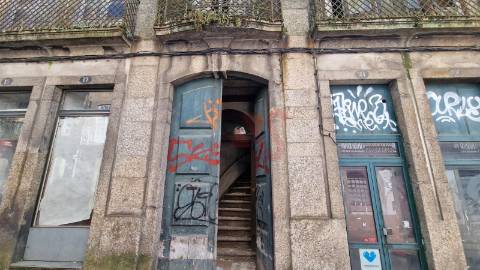 Prédio Urbano com Comércio e Habitação no Coração de Guimarães