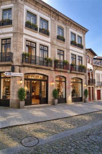Prédio Urbano com Comércio e Habitação no Coração de Guimarães