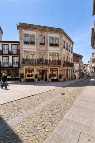 Prédio Urbano com Comércio e Habitação no Coração de Guimarães
