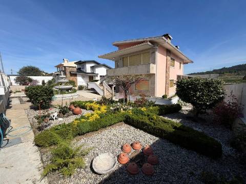 Moradia T5 com Piscina em Silvares, Guimarães