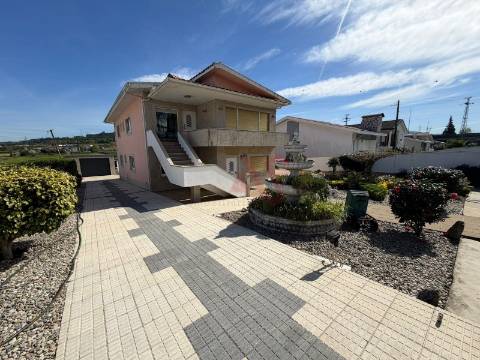 Moradia T5 com Piscina em Silvares, Guimarães