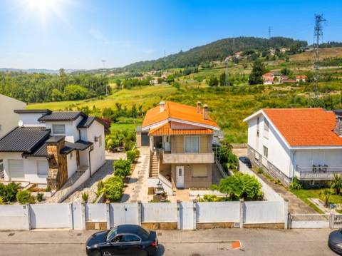 Moradia T5 com Piscina em Silvares, Guimarães