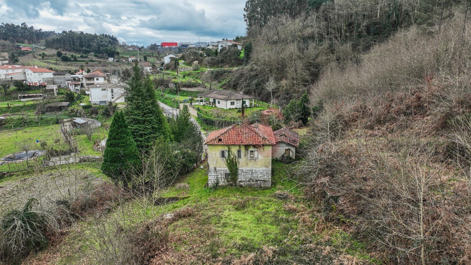 Moradia T3 para Restaurar em Pombeiro de Ribavizela, Felgueiras