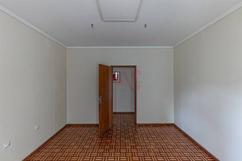 Moradia T8 no Centro de Guimarães – Oportunidade para Investimento e Reabilitação
