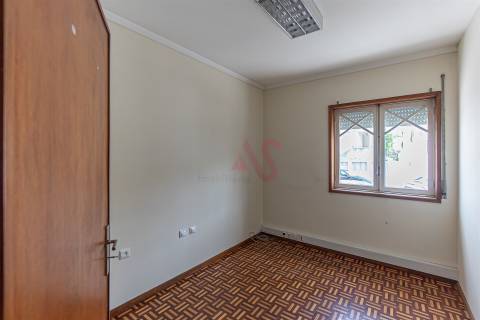 Moradia T8 no Centro de Guimarães – Oportunidade para Investimento e Reabilitação