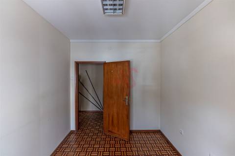 Moradia T8 no Centro de Guimarães – Oportunidade para Investimento e Reabilitação