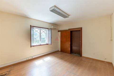 Moradia T8 no Centro de Guimarães – Oportunidade para Investimento e Reabilitação
