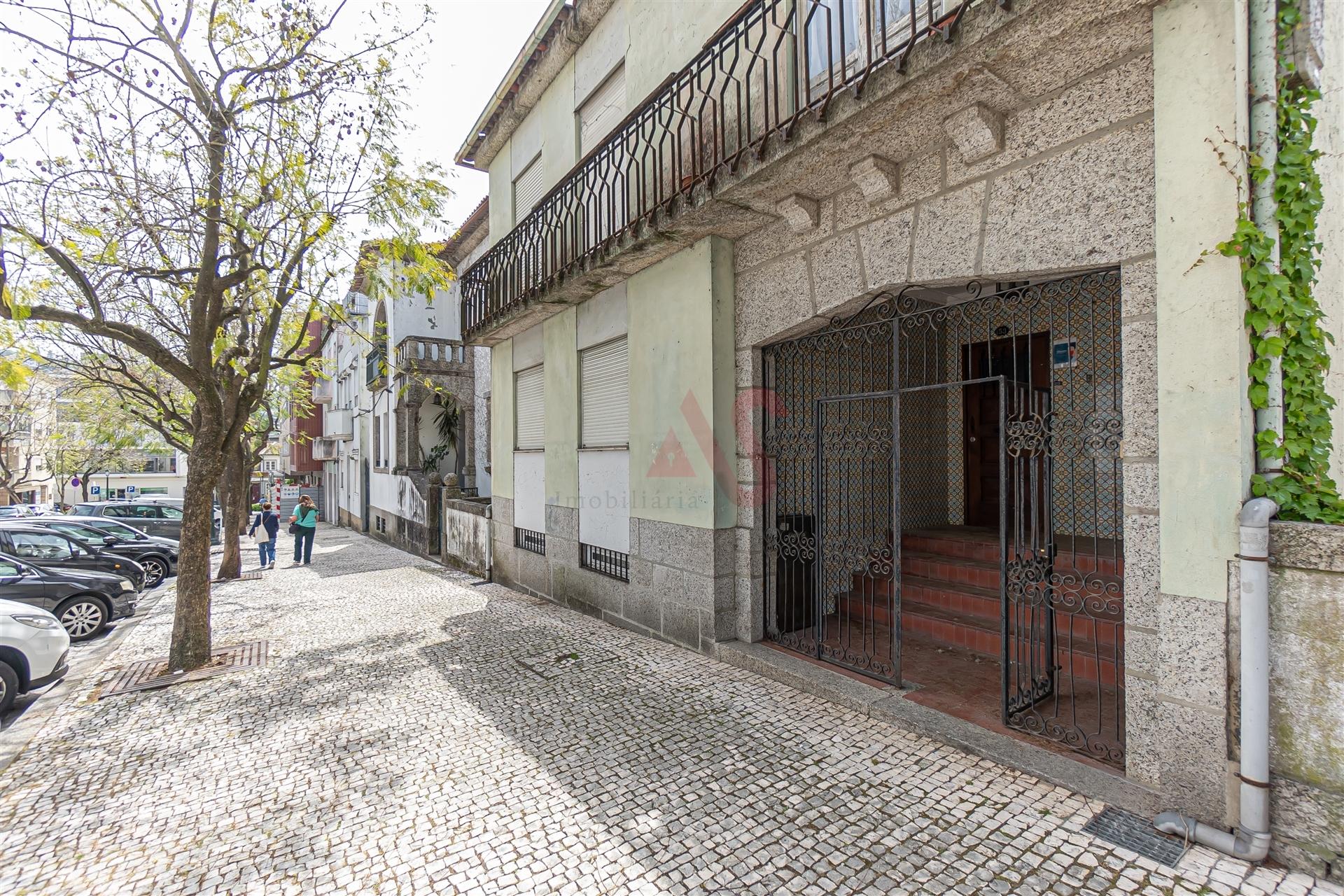 Moradia T8 no Centro de Guimarães – Oportunidade para Investimento e Reabilitação