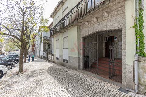 Moradia T8 no Centro de Guimarães – Oportunidade para Investimento e Reabilitação