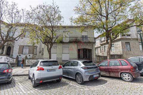Moradia T8 no Centro de Guimarães – Oportunidade para Investimento e Reabilitação